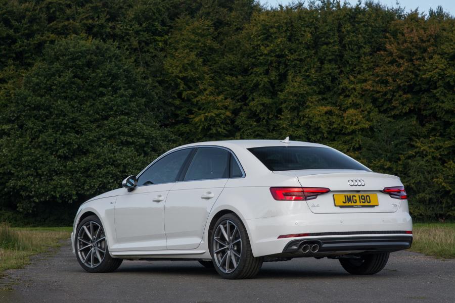  Audi A4 2.0 TDI S-Line (B9) 2015 года  (UK) (фото 14 из 23)